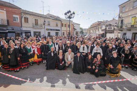 Imagen La Diputación colabora con la segunda concentración del Traje Regional segoviano, que se celebra en Sacramenia reuniendo a representantes de más de cuarenta pueblos y barrios de la provincia